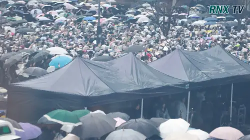 ▲今天首爾暴雨，但澆不息上千粉絲搶看Wanna One，徹夜排隊終於見到偶像。（圖／YouTube@RNX TV Korea Ent）