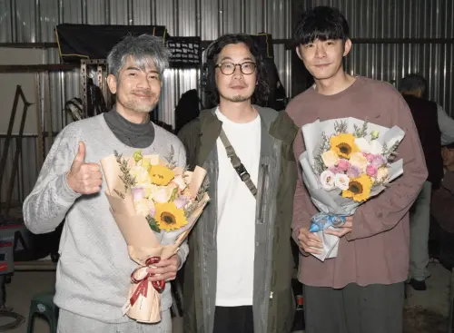 ▲王柏傑（右起）和《老子》導演許富翔、演爸爸的郭富城合照，表示他們是：「這3個月我最愛的兩人。」（圖／摘自 老子Threads）