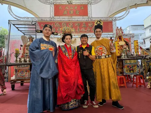 ▲草爺（左1）化身城隍爺、柯大堡（右1）扮西秦王爺、本本（左2）則扮演妙應仙妃，在四驅車賽道上與選手們感受競速的快感。（圖／神行盃提供）