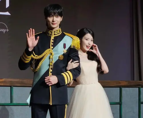 《大君夫人》IU穿婚紗牽邊佑錫現身　她當場揭他10年前劈腿她閨密