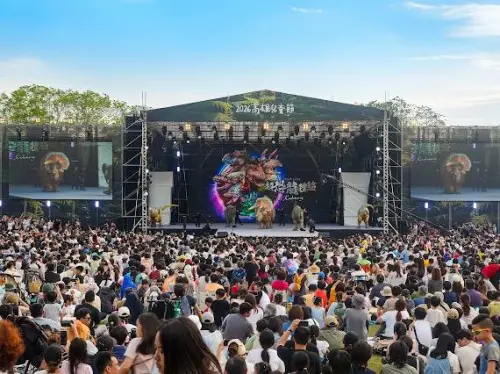 ▲2026高雄兒童節「恐龍酷樂園」第三日因天候轉佳，原訂演出的DINO-A-LIVE超恐龍體驗順利登場，吸引大量民眾排隊觀賞。（圖／雄愛學-高雄市政府教育局）