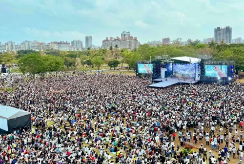 高雄恐龍酷樂園單日擠28萬人！衛武營塞爆空拍超震撼　亮點一次看