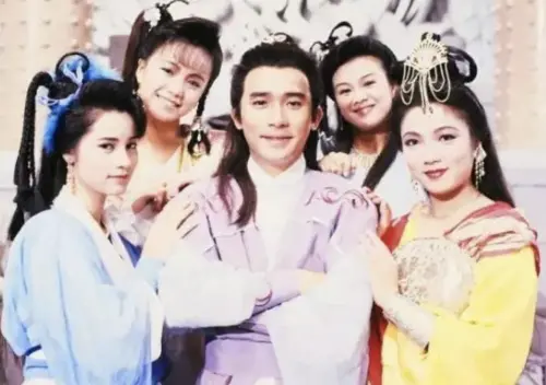 ▲鄭艷麗（左一）曾經和梁朝偉（中）、鄧萃雯（左二）等合演金庸武俠劇《俠客行》。（圖／摘自IG@constance_trinh39688）