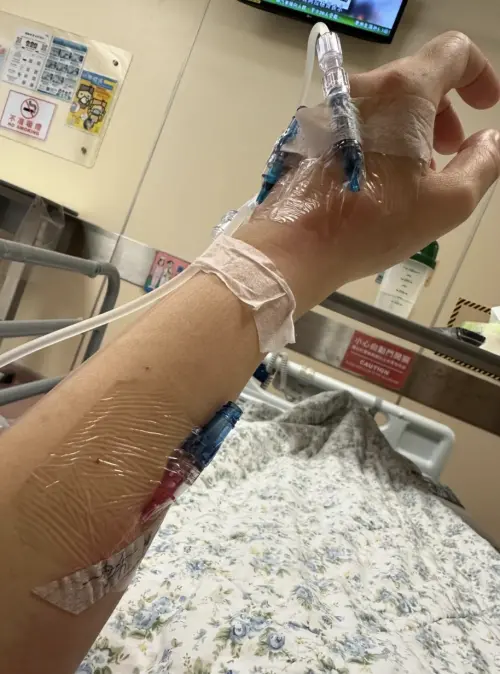 ▲鄭艷麗住院吊點滴，哀嘆放假期間找不太到醫師來診療，網友祝她早日康復。（圖／摘自IG@constance_trinh39688）