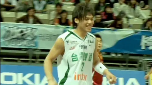 ▲2003年SBL開打前夕，閻家驊正式接掌台啤隊管理權，首要目標就是留住林志傑。（圖／翻攝自台啤《態度》紀錄片）