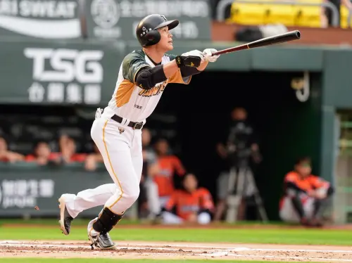 王柏融主場開幕戰雙響砲！生涯百轟倒數M2　睽違2885天再度敲雙響