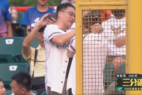 ▲該名女球迷遭球直擊後，痛苦地用毛巾摀住臉部，且手上與毛巾上疑似沾有血跡，顯見撞擊力道之大。（圖／翻攝自台鋼雄鷹臉書影片）