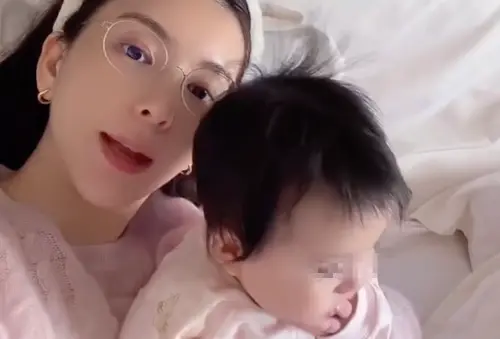 ▲方媛曬出三女兒近照，才5個月大就有一頭濃密黑髮。（圖／翻攝自微博）