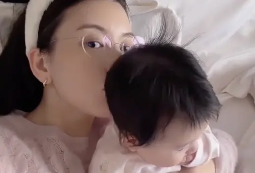 ▲方媛曬出三女兒近照，高顏值掀起網友關注。（圖／翻攝自微博）