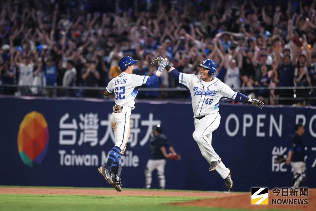 ▲富邦悍將內野手林岳谷（左）敲出再見高飛犧牲打，助隊以5：4逆轉擊退中信兄弟。（圖／記者朱永強攝 ,2026.4.6）