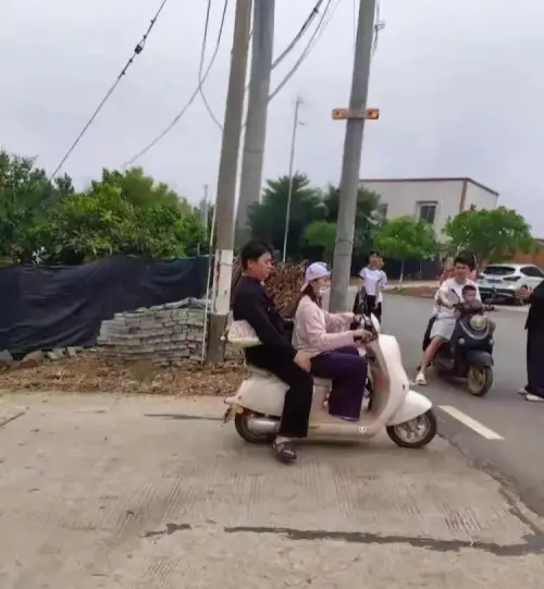 ▲有網友目擊全紅嬋騎著一輛普通的電動車（微型電動二輪車），後座載著體型壯碩的哥哥，在鄉間小路上穩穩穿行。（圖／翻攝自微博）