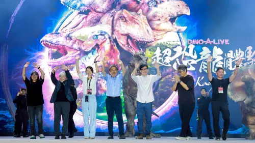 高雄市長陳其邁於活動最後一日晚間親自出席「超恐龍體驗」場次，並與演出團隊一同謝幕。（圖／高市府教育局提供）