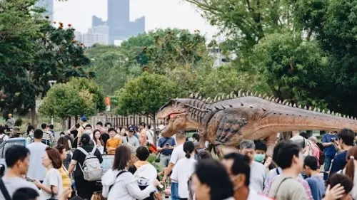 ▲「恐龍酷樂園」成功整合展演、教育與市集經濟，不僅創下百萬人次佳績，更帶動周邊觀光與消費效益。（圖／高市府教育局提供）