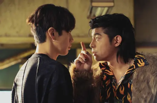 ▲柯震東（左）飾演三太子（王柏傑 飾）的乩身。（圖／Netflix）