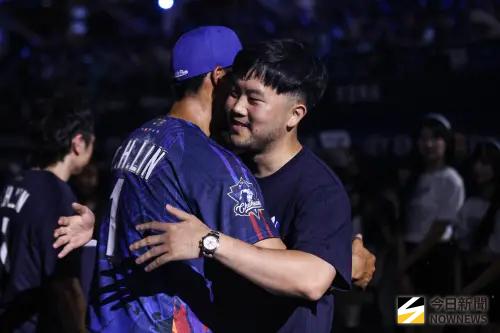 ▲富邦悍將林哲瑄引退儀式，Podcast《股癌》主持人謝孟恭以神秘嘉賓的身份登場，讓林哲瑄腦袋一片空白。（圖／記者朱永強攝,2026.4.6）