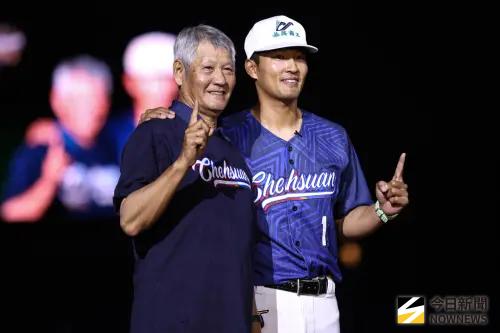 ▲富邦悍將林哲瑄在引退儀式上，與父親林漢森留下珍貴合照。（圖／記者朱永強攝,2026.4.6）