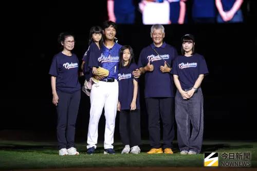 ▲富邦悍將林哲瑄引退儀式，林哲瑄一家人留下珍貴合照。（圖／記者朱永強攝,2026.4.6）