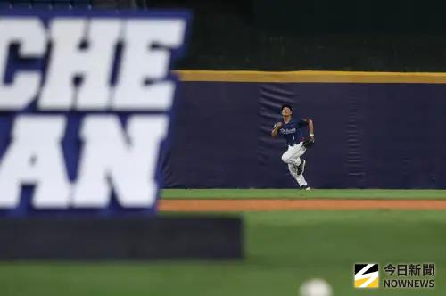 ▲富邦悍將林哲瑄引退儀式，用「再見接殺」告別球員生涯，正式高掛球鞋。（圖／記者朱永強攝,2026.4.6）