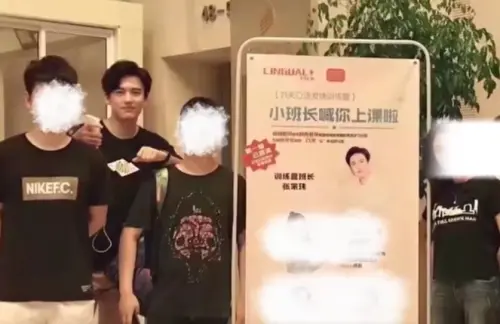 ▲張凌赫的照片當時還被做成宣傳海報。（圖／微博＠吃瓜衝浪日記）