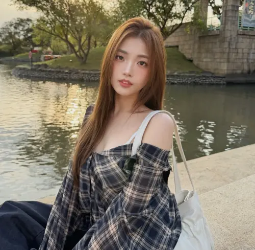 ▲羅念外型清純、打扮時髦，IG經常分享各種美照。（圖／羅念IG@oshun94_）