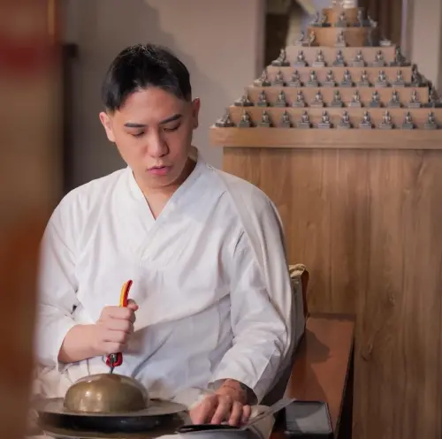 ▲熊仁謙（如圖）用印度哲學與佛教思維，探討大眾常碰到的人生課題。（圖／羅卓仁謙臉書）