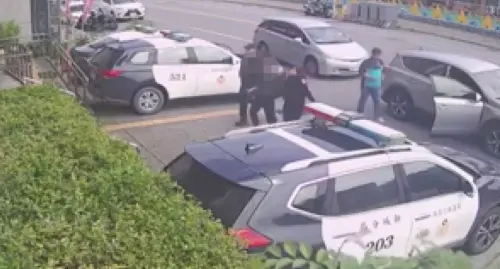 ▲花防部士官酒後一拳打爆路旁車輛擋風玻璃，警方屢次通知他到案無果，近日會同花蓮憲兵隊入營逮人。（圖／民眾提供）