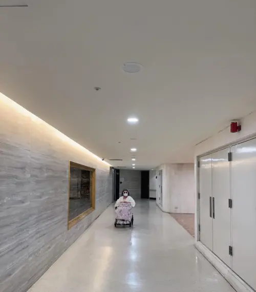 ▲陳文茜（如圖）連續打3個月類固醇，自嘲打到醜得變形，才放下對外在皮相的追求。她也把醫院長廊當大街，並和護理師相約明年一起去看櫻花。（圖／翻攝自文茜的世界週報臉書）