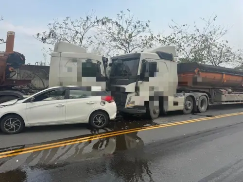 快訊／竹山產業大道四車連環撞！貨車駕駛卡死車內喪失生命跡象