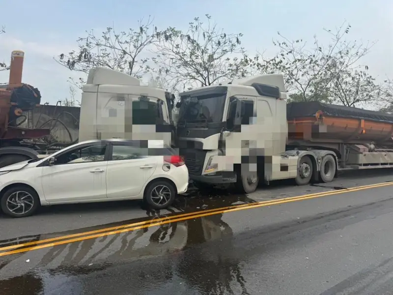 快訊／竹山產業大道四車連環撞！貨車駕駛卡死車內喪失生命跡象