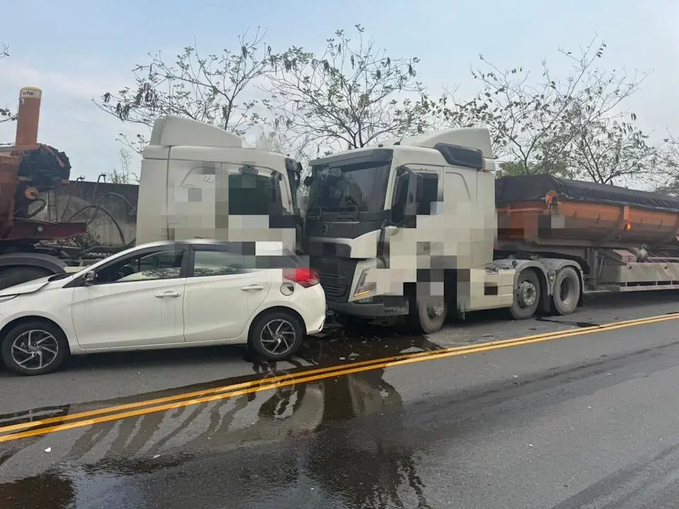 ▲南投縣竹山鎮發生連環車禍，四輛車撞成一團。（圖／記者爆料網）