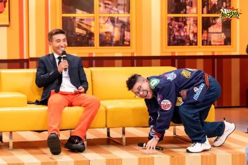 ▲沈玉琳（右）因不習慣包尿布躺著排便，竟異想天開用「狗爬式」醞釀情緒，恰巧被護理師撞見。（圖／TVBS提供）