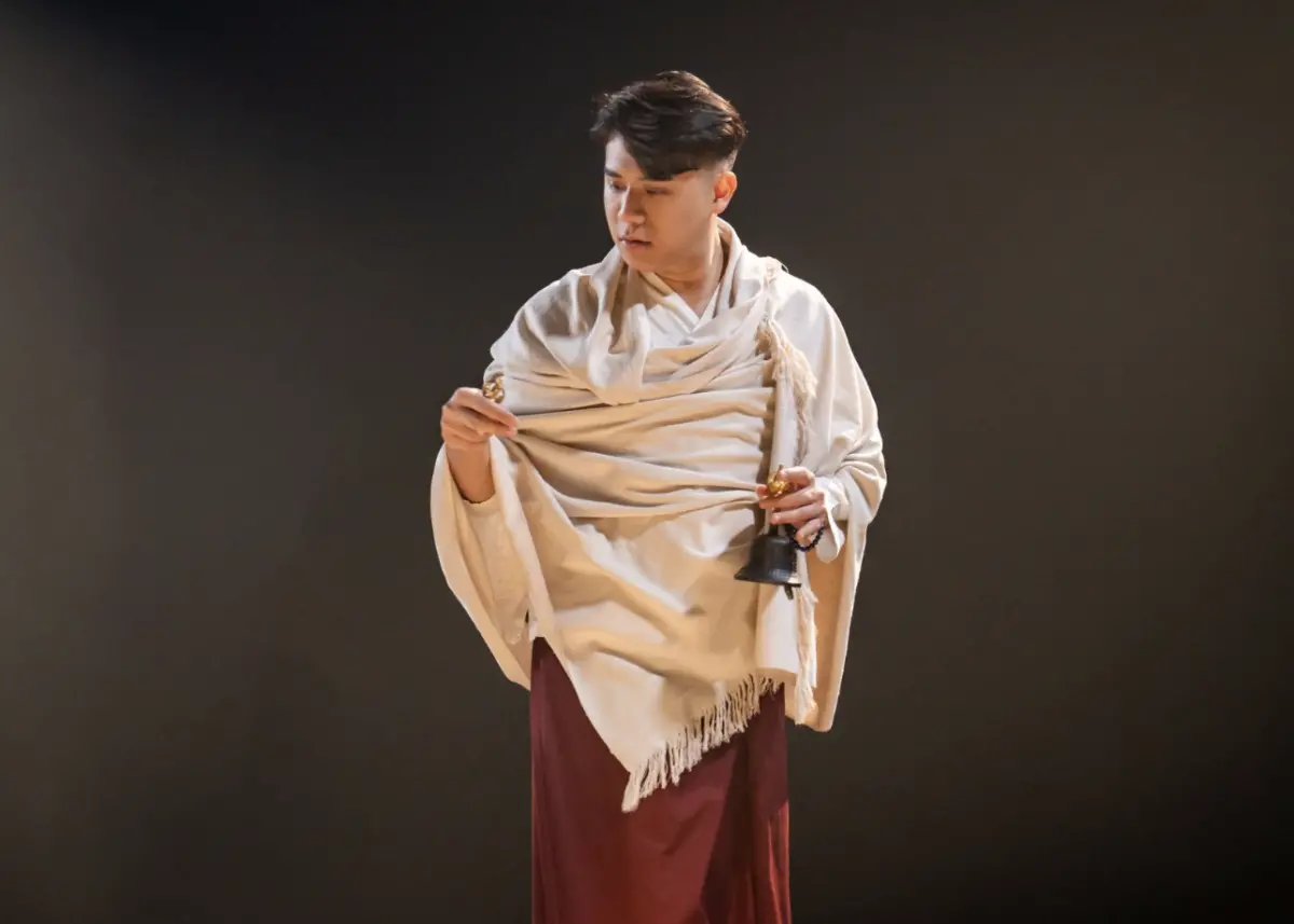 ▲網紅禪師熊仁謙陷劈腿、性侵風暴，但已發聲明否認。他曾自揭11歲常進殯儀館觀死，參與電影《啵me之我的青春住了鬼》演出時曾在現場施法念咒，讓拍攝更順利。（圖／風暴國際提供）