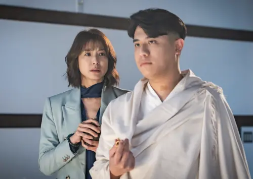 ▲賴雅妍（左）還記得熊仁謙（右）在《啵me之我的青春住了鬼》拍攝時會施法念咒，讓進度更順利，不過該片在台灣上映的票房並不理想。（圖／風暴國際提供）