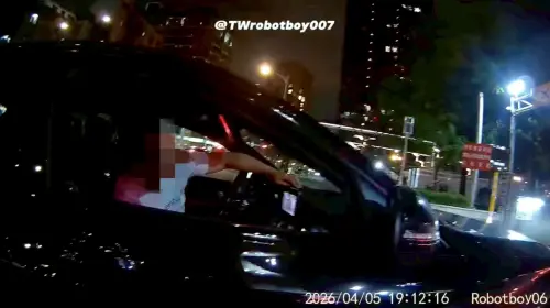 超扯！賓士男霸道違停被趕　竟猛踩油門「直直衝向保全」畫面曝光