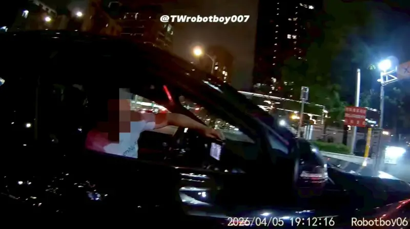 超扯！賓士男不爽霸道被趕　竟猛踩油門「暴衝狠逼保全」畫面曝光