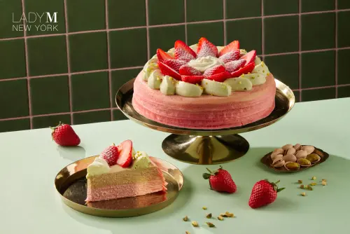 ▲母親節限定LADY M「草莓開心果千層蛋糕」6吋2200元。（圖／LADY M提供）