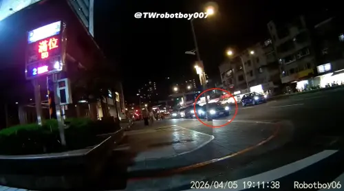 ▲賓士駕駛不滿停車場保全拍攝，雙方因而爆發口角衝突。（圖／翻攝自@TWrobotboy007）