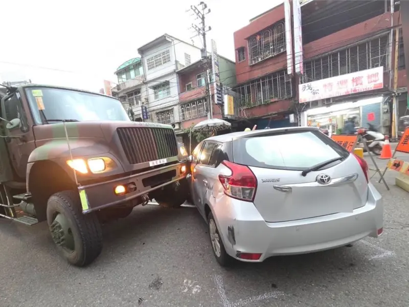 桃園大溪清晨驚魂！軍卡「載20士兵」擦撞轎車　疑變道不慎釀禍