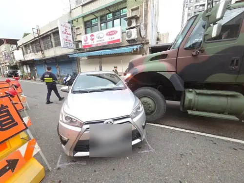 ▲桃園大溪軍卡「載20士兵」擦撞轎車，疑變道不慎釀禍。（圖／大溪警分局提供）