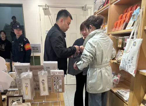 ▲中方今（7）日赴中山陵「孫中山紀念館」場堪時，特別派員至禮品店拿《中山陵》、《抗戰中的中山陵》兩本書，並裝在孫中山紀念館的特製手提袋中。（圖／記者陳韻年攝）