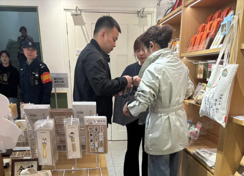    ▲中方今（7）日赴中山陵「孫中山紀念館」場堪時，特別派員至禮品店拿《中山陵》、《抗戰中的中山陵》兩本書，並裝在孫中山紀念館的特製手提袋中。（圖／記者陳韻年攝）  
