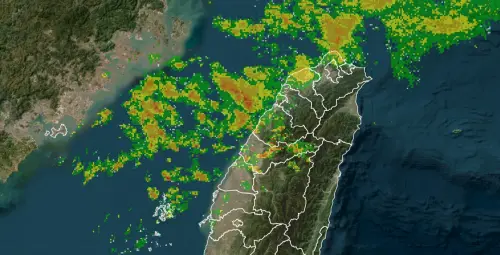 ▲今天中午後鋒面雲雨帶逐漸南移中，中部已經逐漸下雨，南台灣也將有陣雨機會。（圖／「台灣颱風論壇｜天氣特急」臉書）