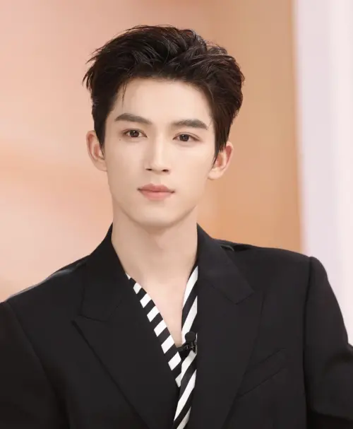 ▲王星越選擇錯誤，失去在大熱夯劇扮演男主角的機會。（圖／摘自 王星越微博）