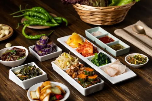 ▲姜滿堂原本就供應多款韓式小菜、新鮮蔬菜及糯米椒、醃洋蔥等配料半自助吧。（圖／豆府餐飲集團提供）