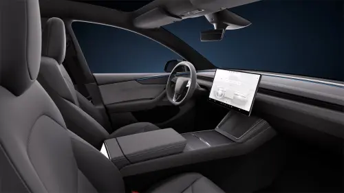 ▲Model Y 全車系黑化版本，深黑色頂棚提供更沉穩的內裝質感。（圖／特斯拉提供）