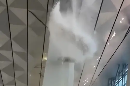 候機室變水樂園？雅加達第三航站天花板破裂　旅客驚險閃避