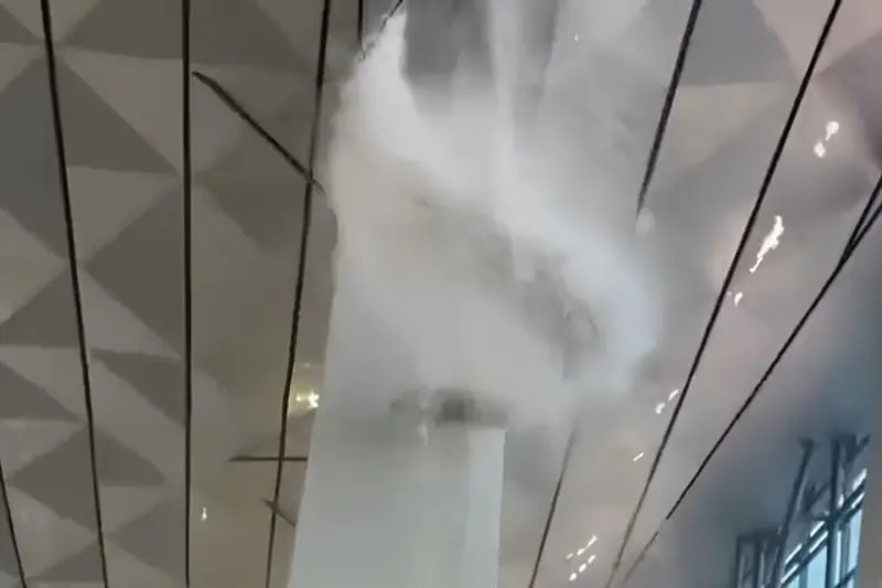 候機室變水樂園？雅加達第三航站天花板破裂　旅客驚險閃避