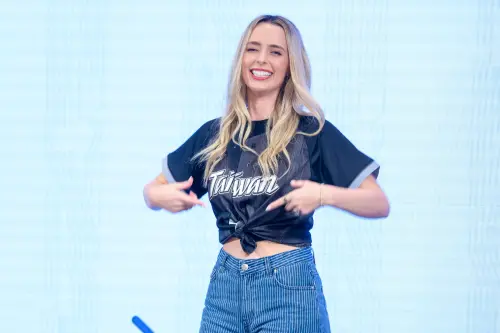 「費嫂」漢娜真的很愛台灣！秒比經典「全壘打手勢」　引全場歡呼