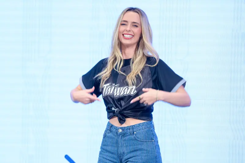 「費嫂」漢娜真的很愛台灣！秒比經典「全壘打手勢」　引全場歡呼