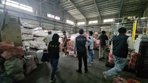 塑膠袋價格狂飆五成！調查局連假加班千人出動　全面盤查供應鏈